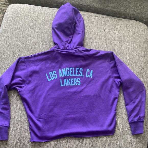 Super soft Los Angeles Lakers Courtside Fleece Hoodie - Picture 6 of 9